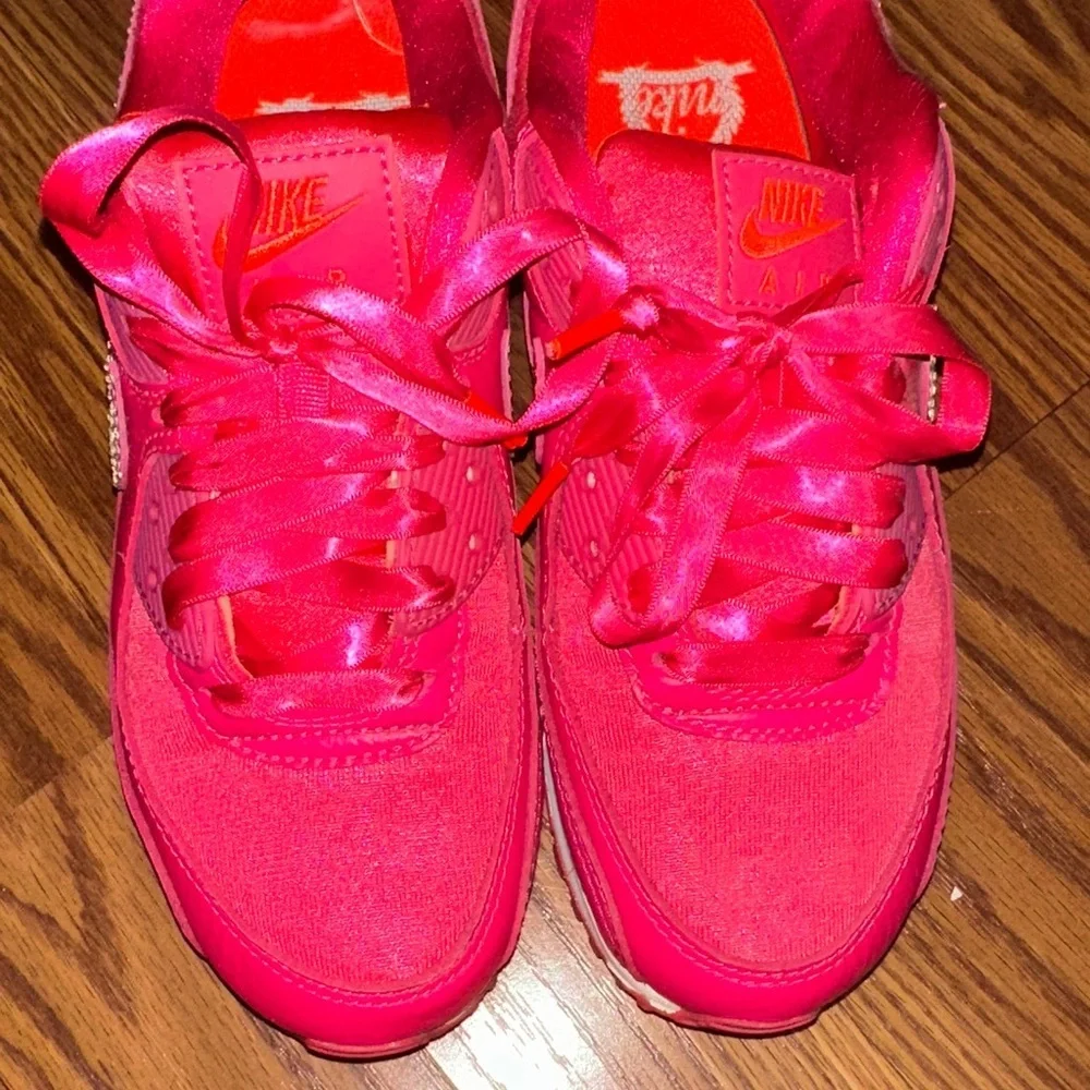 Nike vibrant fuchsia